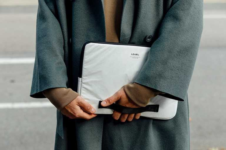  LOJEL Slash電腦包擁有方正外型和經典黑白色系，棉質內襯和防水拉鍊能好好保護筆電。