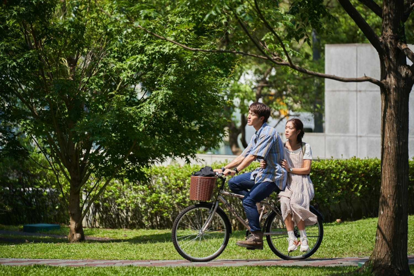 陳昊森、李霈瑜在新片《小子》浪漫騎乘腳踏車。（圖／良人行）