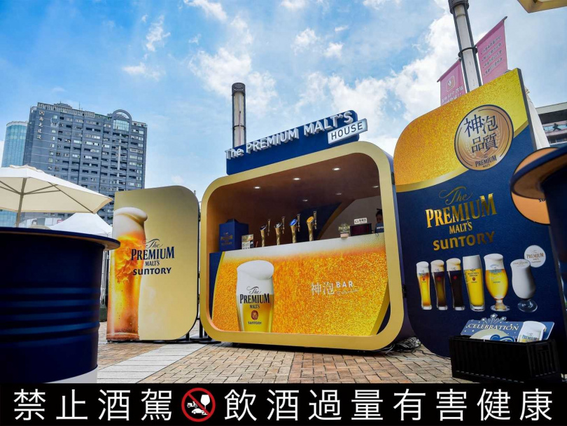 三得利頂級啤酒The PREMIUM MALT’S快閃店結合「開箱頂級啤酒氛圍」的設計理念，並以代表色深藍色作為主視覺。（圖為2023年活動照，圖／三得利提供）