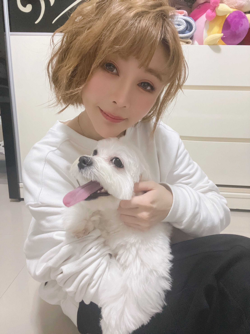 因為陪伴自己17年的愛犬過世,蕭玉芬說自己一直嘴硬找理由不想養狗,但有空滑手機都在看毛孩的照片跟視頻。(圖/豪記提供)
