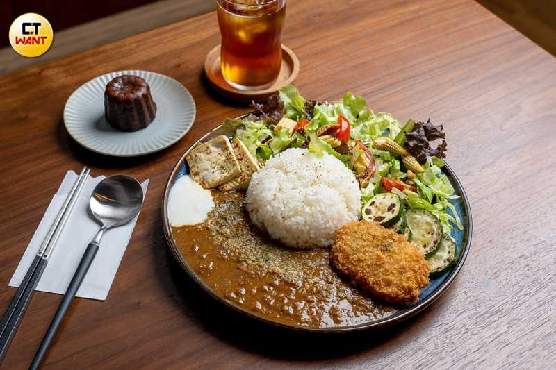 大阪香料咖哩皆搭配來自美濃帶有芋香的高雄147米,「蔬菜可樂餅」口味260元,加80元升級套餐可選擇一款指定甜點、以及味噌湯或六龜原生山茶。(圖/焦正德攝)
