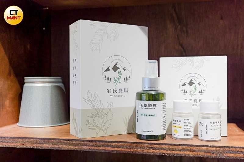 宥氏農場使用RO純水多道蒸餾方式提煉茶樹精油,亦有檸檬精油、牛樟純露等商品。(圖/焦正德攝)