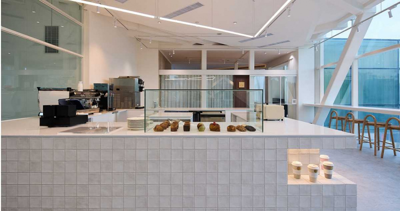 兩間餐廳進駐的場域位於北美館修繕後重新開放的南進門二樓,巧妙利用了原本幾何線條與三面通透採光的建築特色。(圖/MMHG提供)