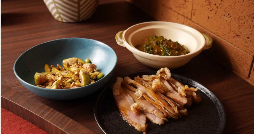 主菜「西班牙豬肩胛肉、香茅醬、濃郁燉扁豆」採取同桌共食、希望促進互動。(圖/魏妤靜攝)