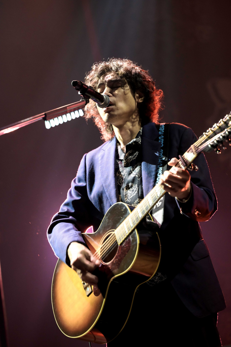 齊藤和義帶來〈歌手的情歌〉、〈想要變得溫柔〉等知名抒情金曲，並親切以台語向全場問好。（圖／大鴻藝術BIG ART提供）