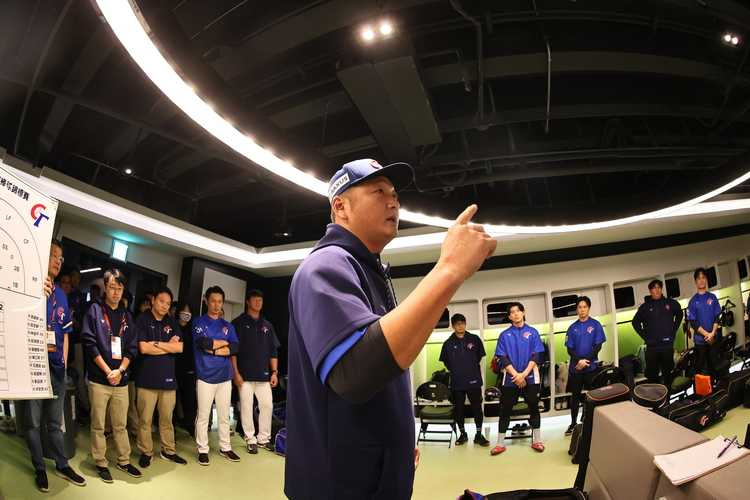 教練曾豪駒和球員在上場前的喊話。（圖／牽猴子提供）