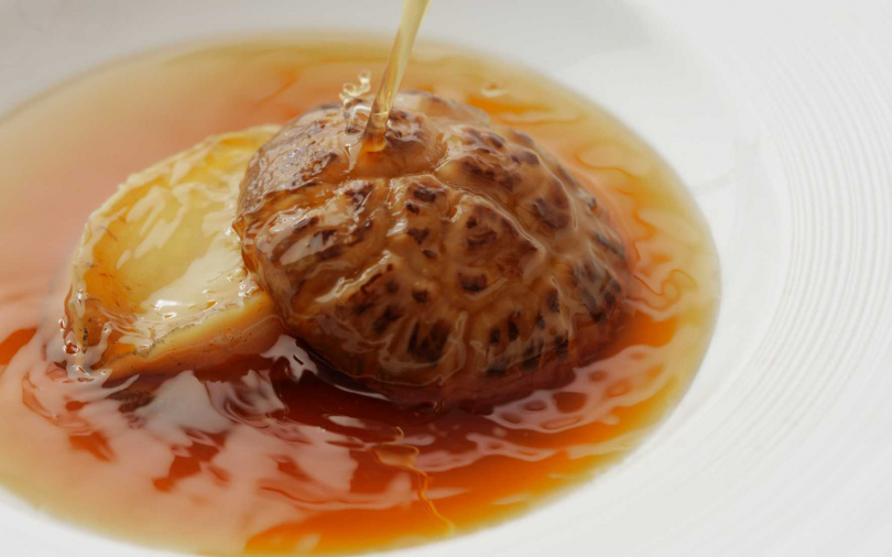 以主廚阿嬤之名命名的「洪金秀寶湯」。(圖/LIN Restaurant提供)