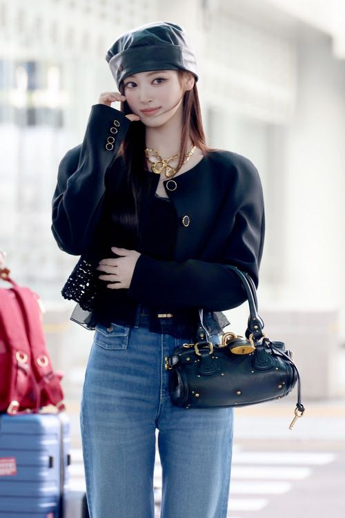 MEOVV成員Anna以Chloé蕾絲上衣、短版外套搭配水洗丹寧牛仔褲,手提Paddington小款黑色鎖頭包啟程巴黎。(圖/Chloé提供)