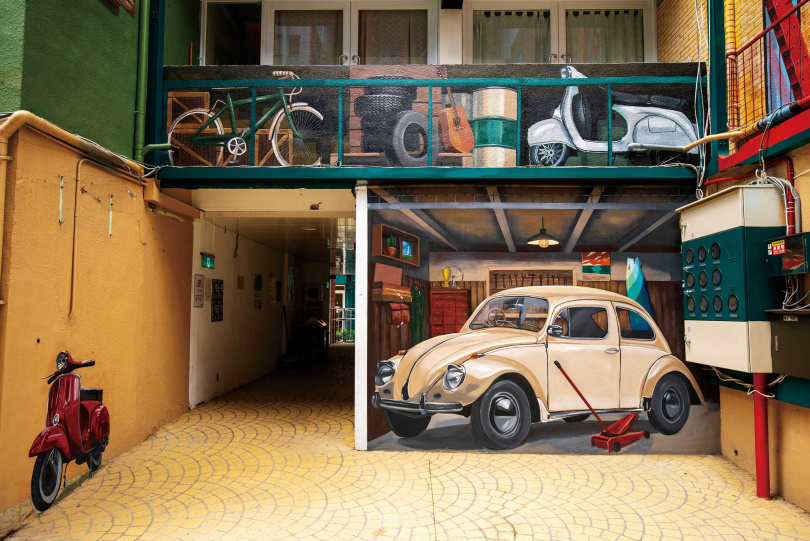 偉士牌機車和復古金龜車，是「職人町」最搶眼的3D彩繪主題之一。（圖／宋岱融攝）