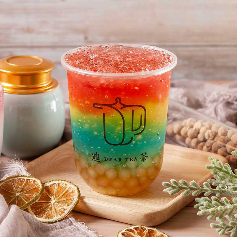 「彩虹膠原蛋白晶球氣泡」以水蜜桃寒天果凍飲加上蜂蜜珍珠，再以調酒技法分層混色。（圖／迪茶提供）
