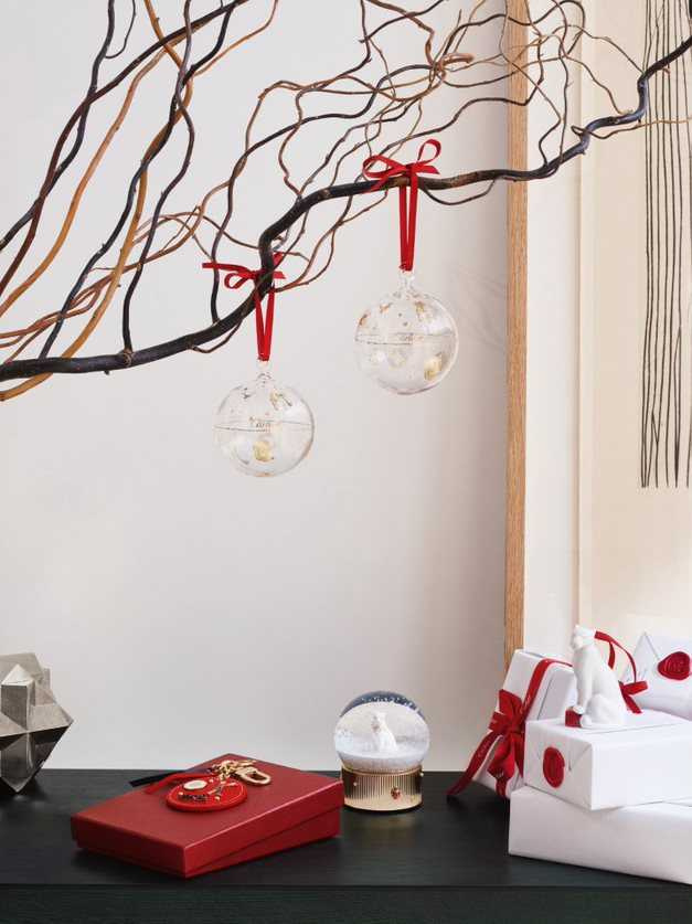  Diabolo de Cartier聖誕裝飾 一套三件聖誕裝飾球，以玻璃和陶瓷製作。參考價格約NT$ 36,500  