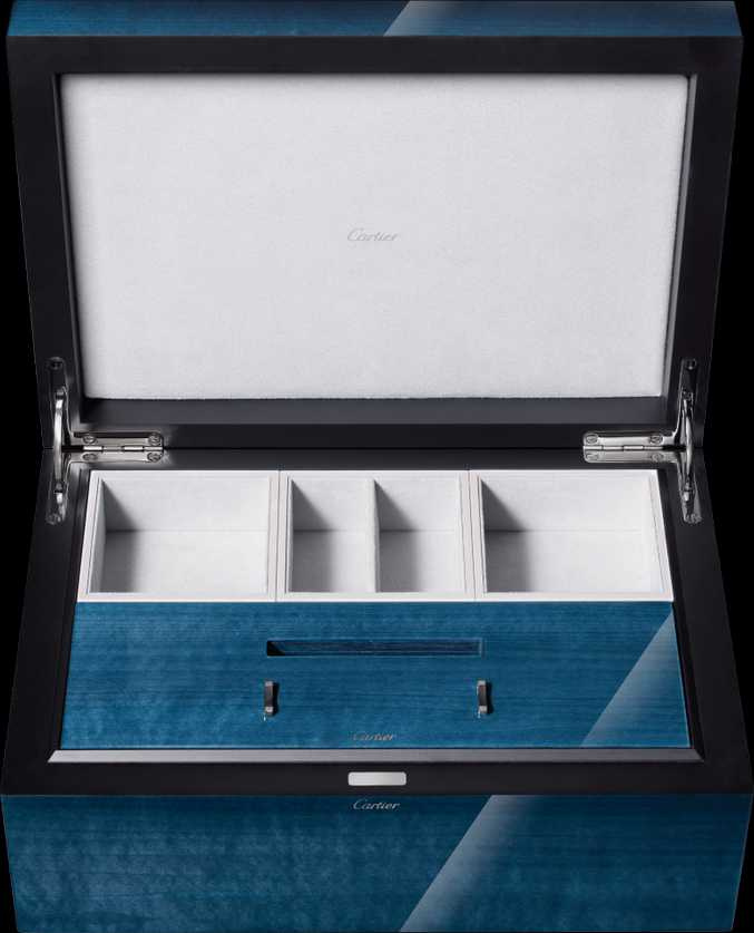 包含一個可拆卸的筆筒和名片夾、四個可拆卸的抽屜、一個筆盤和一個秘密雙層底座；灰色布料襯裡內層。參考價格約NT$ 149,000
