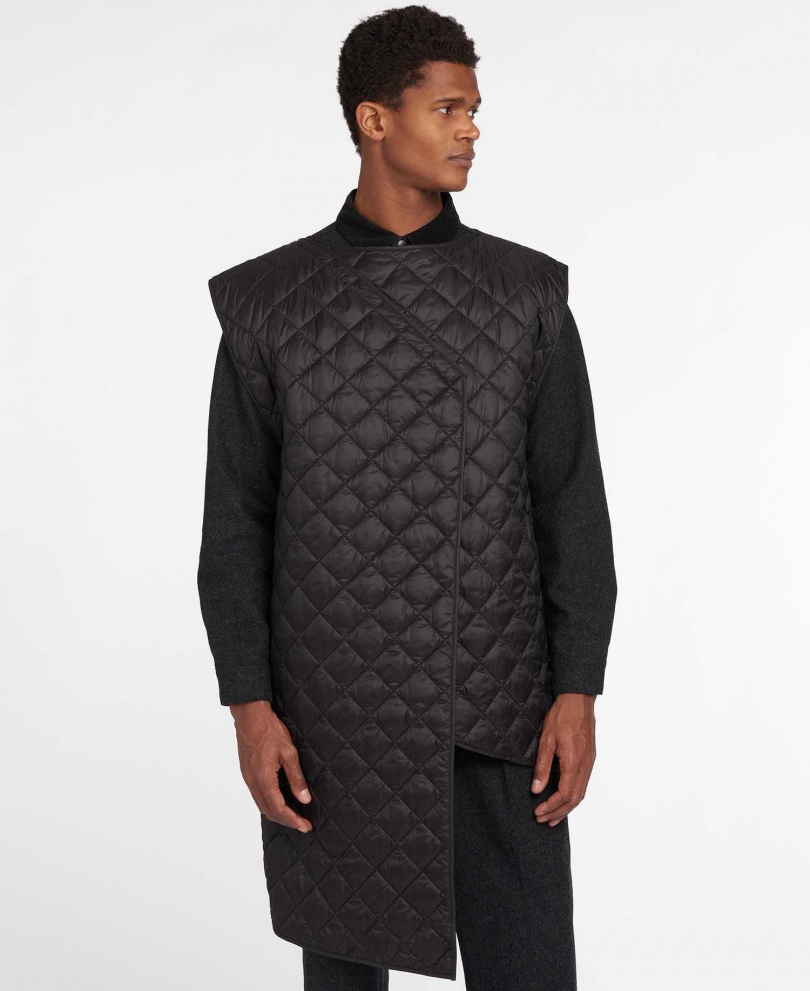 Barbour X Engineered Garments的Shallow Shawl披肩外套，售價9,900元。