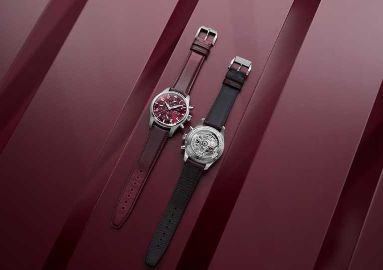 IWC「Pilot飛行員」系列計時腕錶「虎年生肖」特別版，採用醒目的勃根地紅色錶盤，搭配勃根地紅色漸層小牛皮錶帶。（圖╱IWC提供）