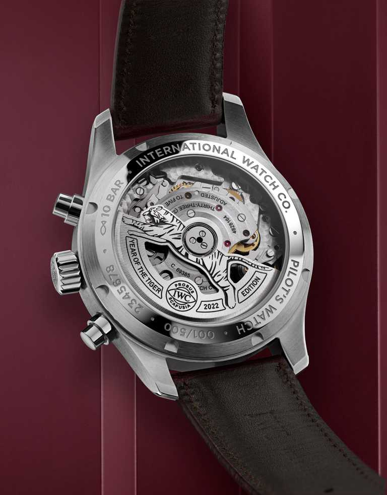 IWC「Pilot飛行員」系列計時腕錶「虎年生肖」特別版，其自動上鏈擺陀採用跳躍猛虎的精緻造型，是此款腕錶的真正亮點。（圖╱IWC提供）