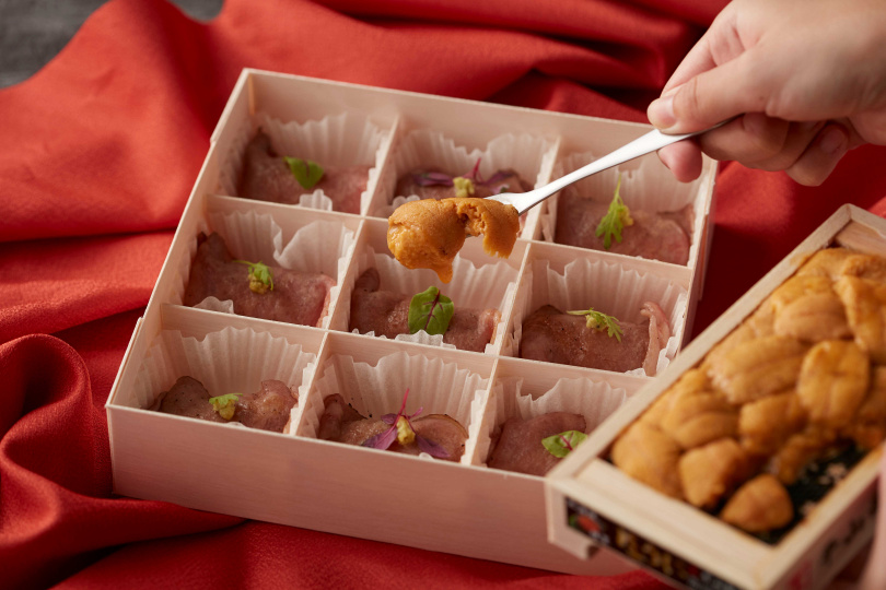 9貫和牛壽司搭配一整盒日本新鮮直送木盒海膽，品嚐和牛的入口即化與海膽的鮮甜滑順交織出絕妙口感，售價5,380元 