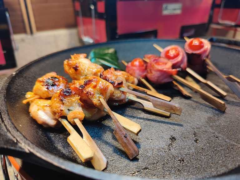 「NAGOMI」提供近百道各種日式料理，而且器皿皆直徑不超過36公分，少份量多次補菜的方式維持料理口感與新鮮。