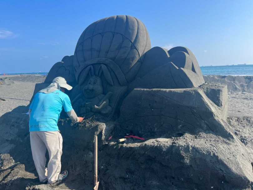 沙雕師傅加緊趕工要在旗津黑沙玩藝節呈現最好的作品。（圖／高雄市觀光局提供）