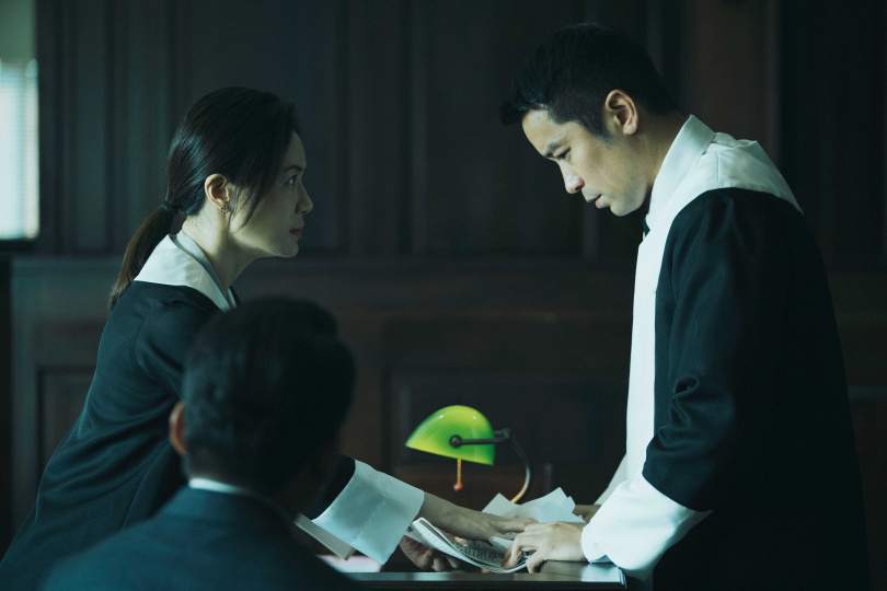 尹馨、張孝全在《童話・世界》中飾演律師。（圖／傳影提供）