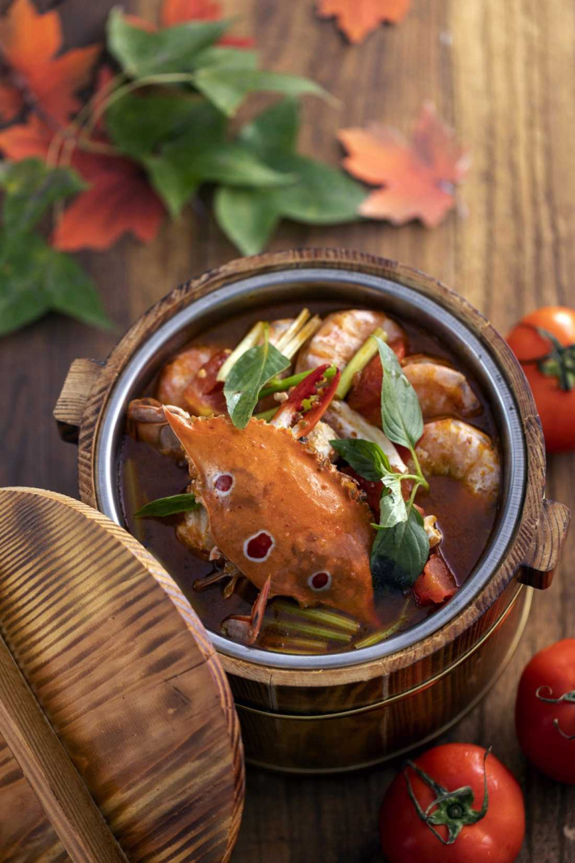 改良自貴州著名酸湯魚作法製作而成的「番茄酸湯鮮蝦蟹鍋」。