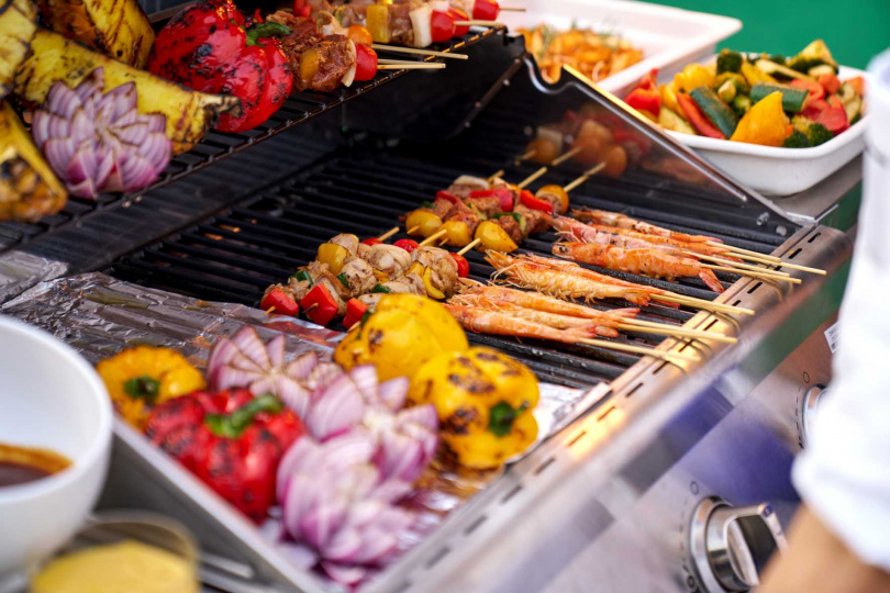 夏日周末限定獨享七賢吧池畔BBQ只要799元+10％，甜點、熱菜、沙拉、水果吃到飽。