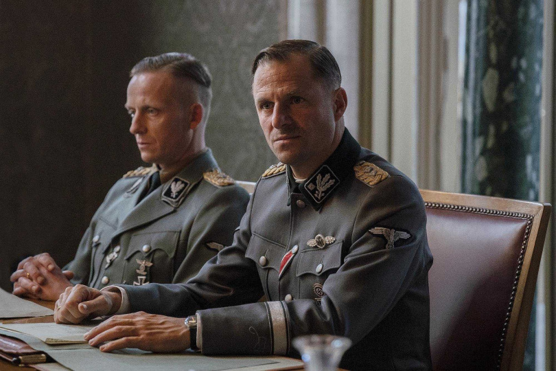 奧地利男星菲利普霍賀麥爾（右）在《淨化論》獲法國影媒盛讚「演技精湛出色」。（圖／海鵬提供）