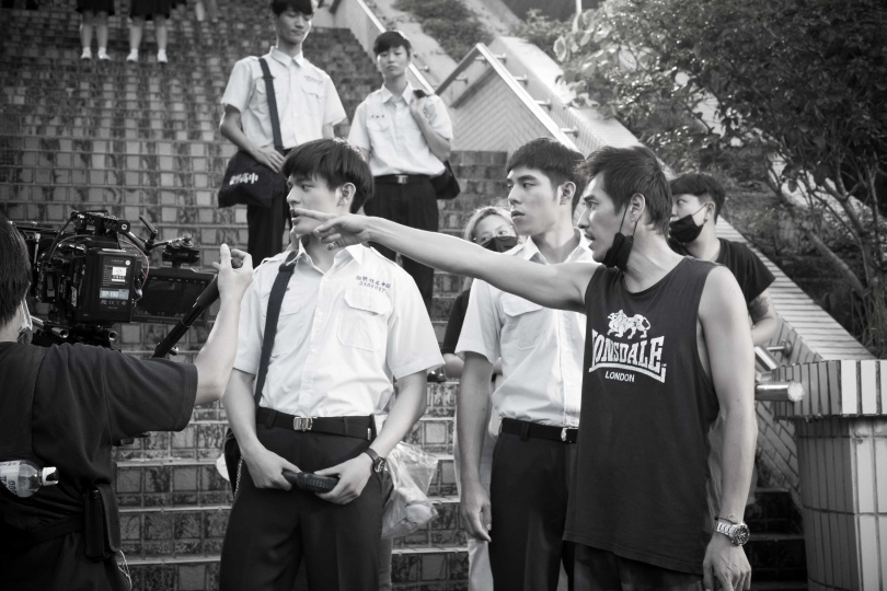 藍正龍（右）第二部導演作品《成功補習班》拍攝現場與詹懷雲（中）、邱以太（左）討論劇情。（圖／華納兄弟提供）