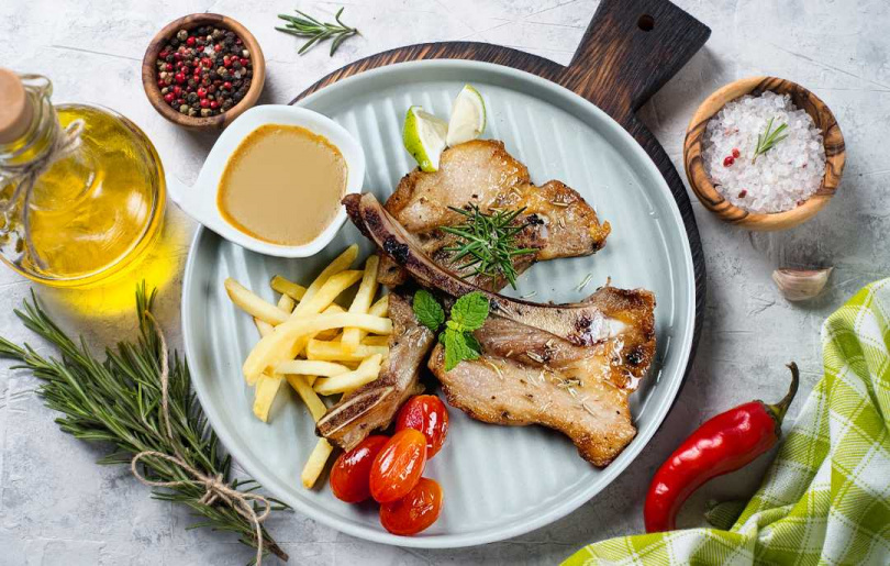 青青國際餐飲集團旗下的「格麗絲莊園」，推出「葡式戰斧豬排免費吃」的國慶月優惠活動。