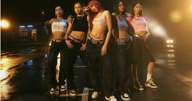 Karencici（中）在MV中帶領四位舞者，組成R&B辣妹舞團連跳五小時。（圖／華研國際）