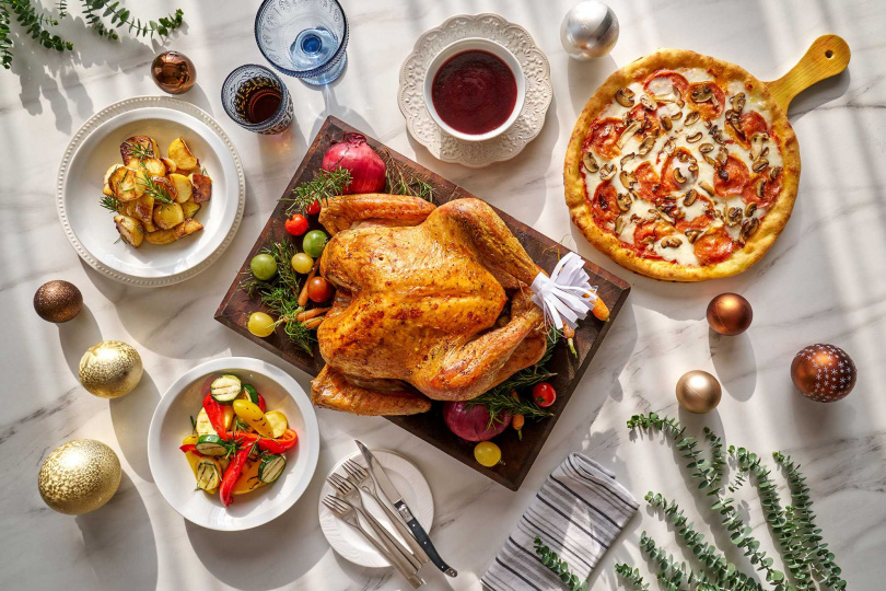 台北美福大飯店推出節慶禮籃，內含爐烤火雞及義大利經典披薩。