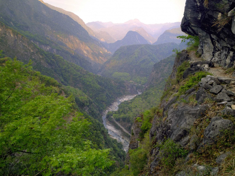 蘊藏豐富的自然生態和人文遺跡的錐麓古道，穿梭於森林與斷崖峽谷間，壯麗美景令人驚嘆，被喻為「朝聖」古道。