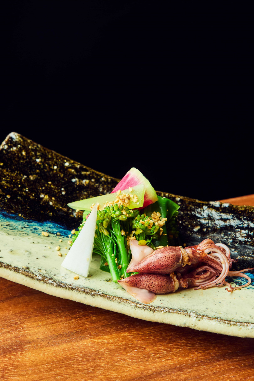 「螢烏賊 春時蔬」中，來自日本富山灣的螢烏賊正值產季，搭配獨活、山蘇與萵筍等山蔬的清甜呈現山海珍饈。