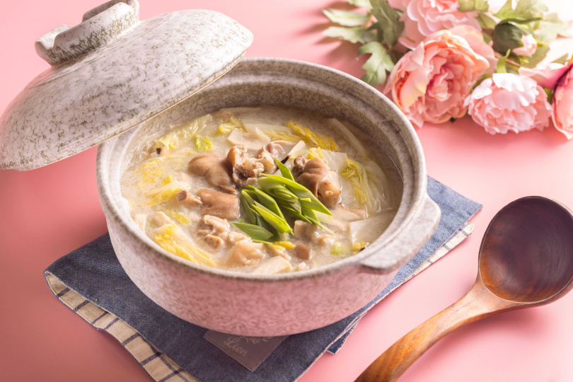 《魚膠鮮筍豬腳雪濃湯》則是「芭達桑」獨具匠心的招牌湯品之一，融合了豐富的食材和獨特的烹調技巧 。 （圖／芭達桑原住民主題餐廳提供）