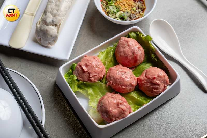 「潮汕手打牛肉丸」(前,210元)與帶有胡椒風味可吃到完整蝦子的「手工蝦滑」(326元)都是人氣品項。(圖/焦正德攝)