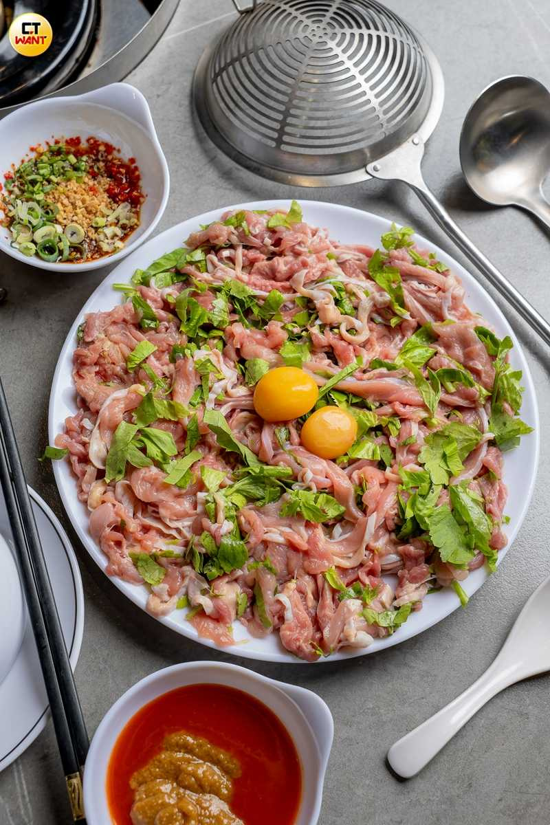 使用溫體雞的「脆皮雞肉」下鍋涮煮15~20秒,可嘗到彈牙鮮嫩的口感。(580元/大份,圖/焦正德攝)
