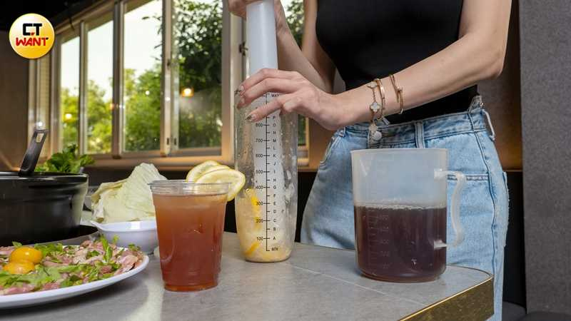 「鴨屎香檸檬茶」風味微酸清新,店家會以手工捶打、讓茶香與香水檸檬果香融合。(40元/杯,圖/焦正德攝)