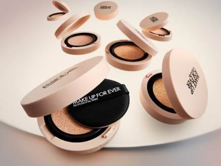 MAKE UP FOR EVER 粉無痕美肌氣墊粉餅(1組 / 1,850元)。(圖/品牌提供) 特惠活動2:明星底妝買1贈3 購買指定底妝即贈玫瑰水感防曬乳5ml、超光肌控油定妝噴霧1.2ml、HD SKIN光圈蜜粉1g。