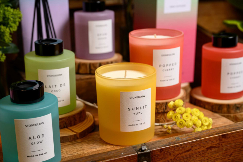 STONEGLOW 繽紛饗宴系列香氛蠟燭 40hr / 1,600元、擴香 130ml / 1,800元（圖／品牌提供）