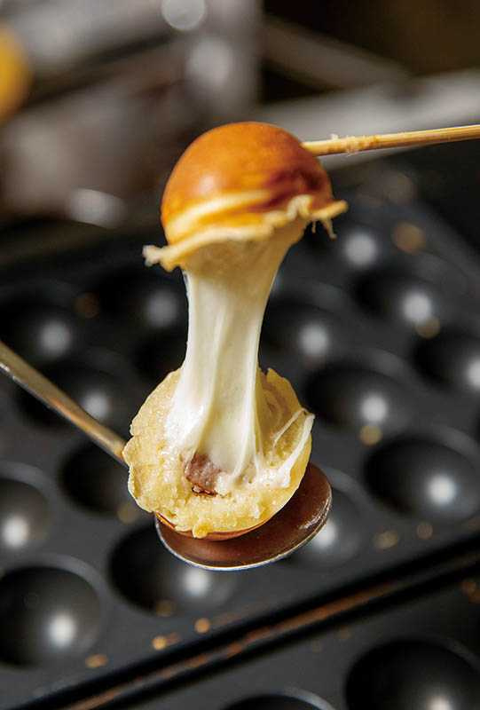 以莫扎瑞拉起司當內餡的「起司哈尼」，可以拉起長長的起司絲（60元）。（圖／宋岱融攝）