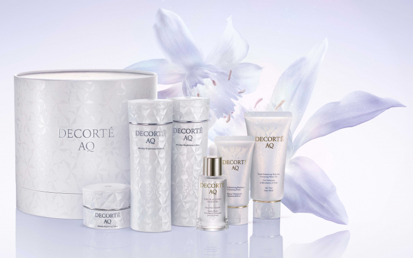 黛珂AQ煥妍嫩白光采美肌禮盒II／4,300元  內含AQ煥妍卸粧凝膠60g+AQ煥妍洗顏霜30g+AQ煥妍嫩白100ml+AQ煥妍嫩白露100ml+AQ煥妍嫩白輕乳霜10g+AQ淨透毛孔美容油15ml。（圖／品牌提供）