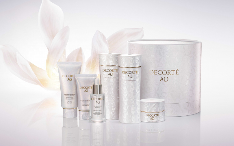 黛珂AQ煥妍光采美肌禮盒II／4,300元  內含AQ煥妍卸粧凝膠60g+AQ煥妍洗顏霜30g+AQ煥妍柔膚乳(一般型)100ml+AQ煥妍潤膚露(一般型)100ml+AQ煥妍新生晚霜10g+AQ淨透毛孔美容油15ml。（圖／品牌提供）