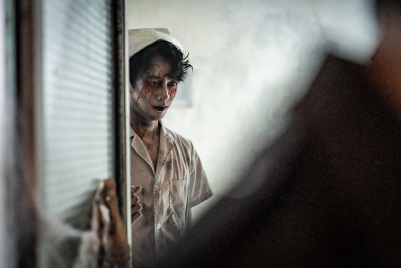 顏廷儒在片中不但要扮鬼嚇人，還放膽挑戰吊鋼絲戲。（圖／風暴國際提供）