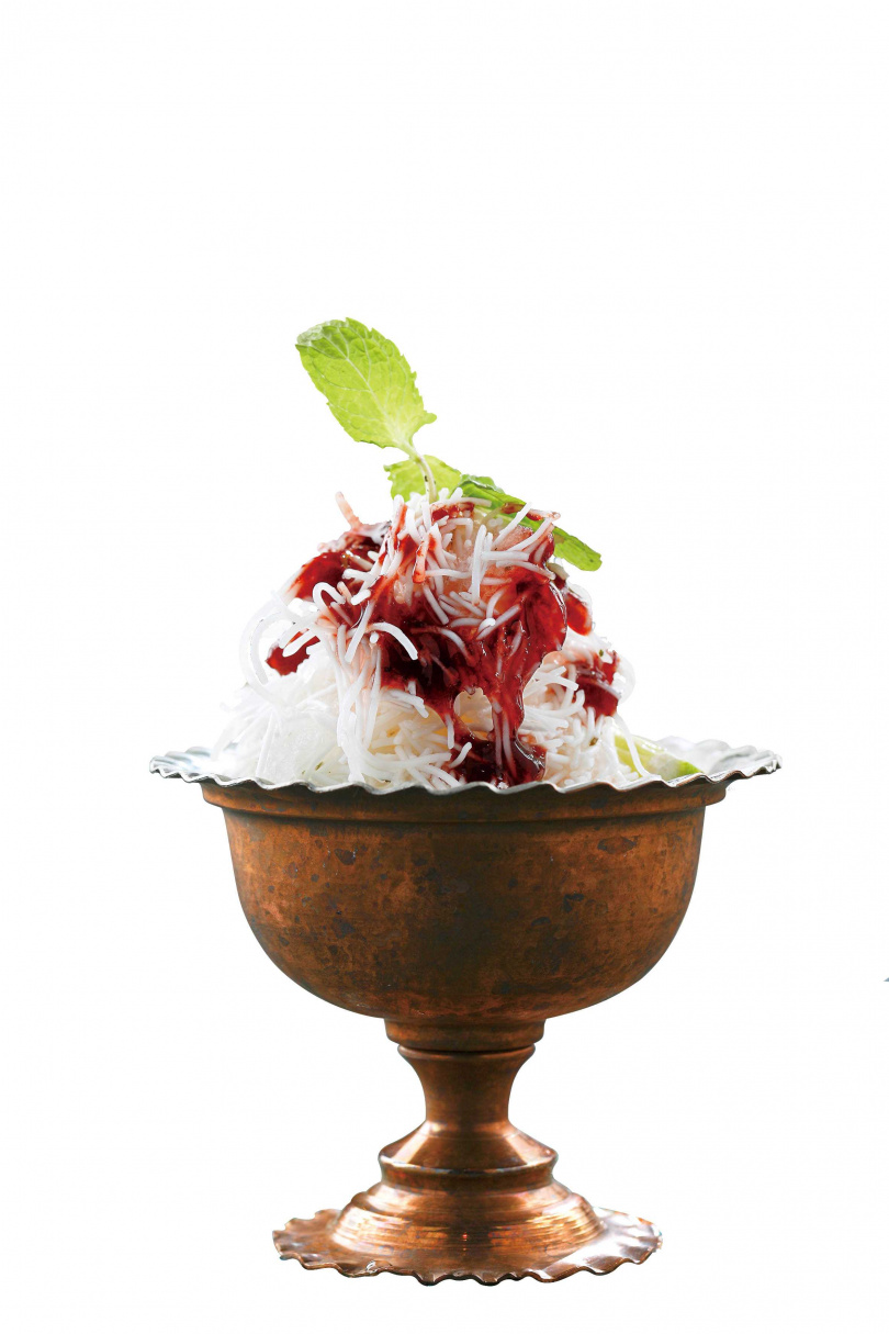 「冰鎮石榴法路得」，以奢華的玫瑰水取代傳統石榴醬，搭配米粉，嘗起來清爽可口，是伊朗的特色甜點。（110元）（圖／林士傑攝）