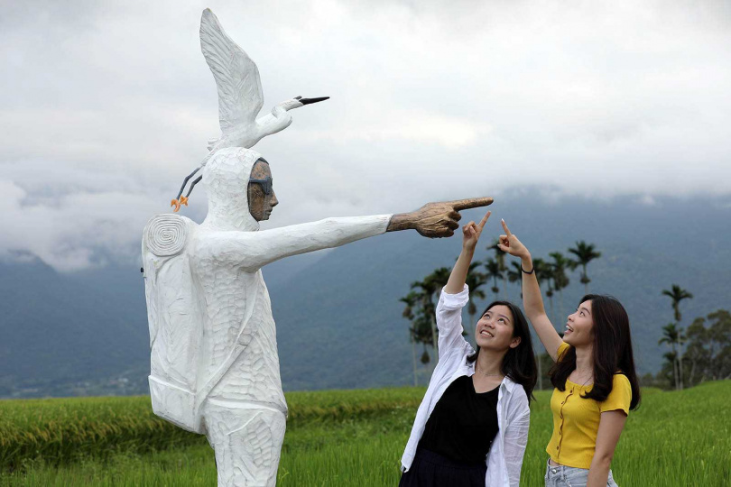 日本藝術家阿部乳坊的木雕《永恆的旅者》，身著白鷺鷥裝，手指著故鄉日本新潟縣。（圖／于魯光攝）