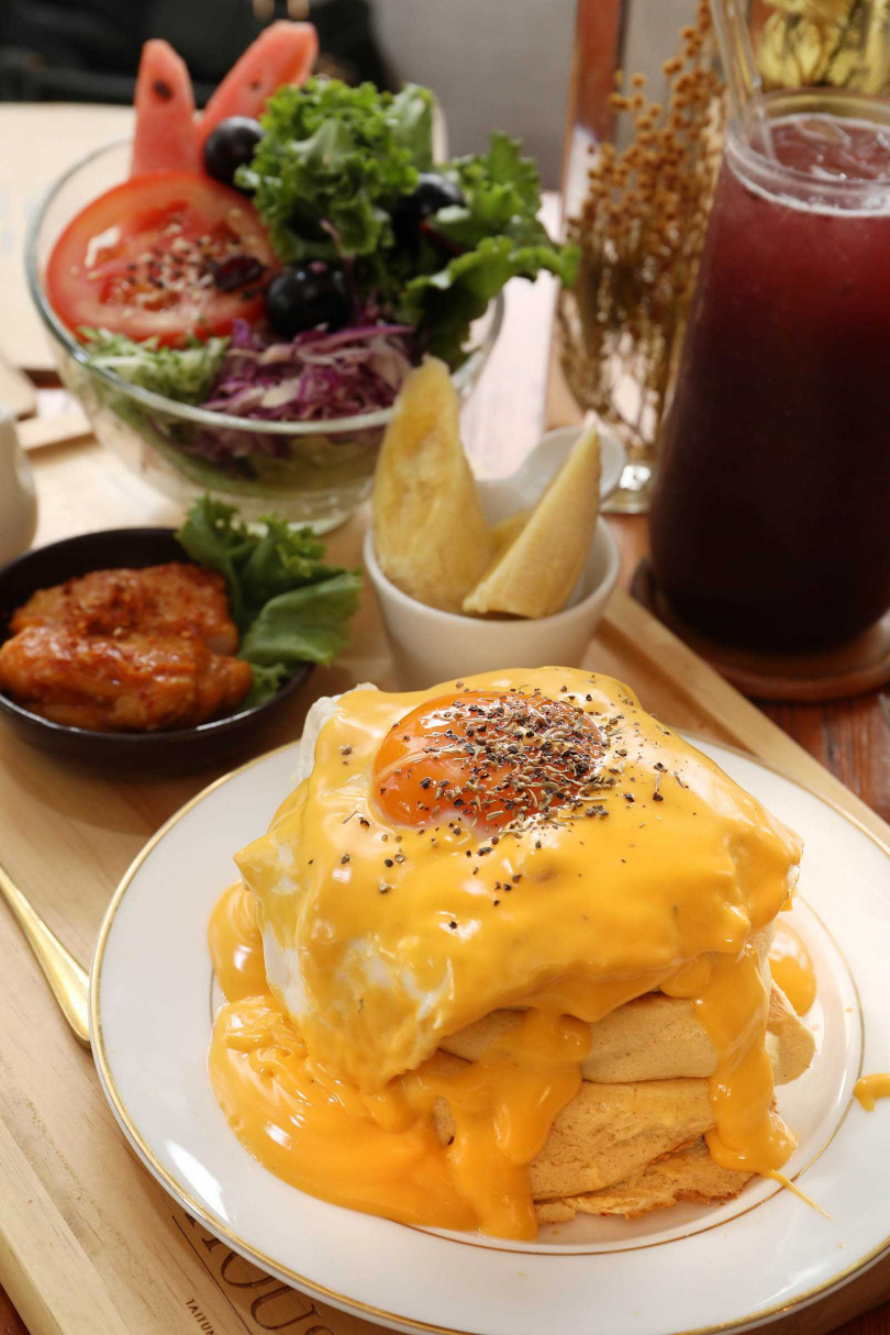 「韓式辣雞米舒芙蕾」以韓式辣雞搭配香氣獨特的米舒芙蕾，非常開胃。（280元／套餐）（圖／于魯光攝）