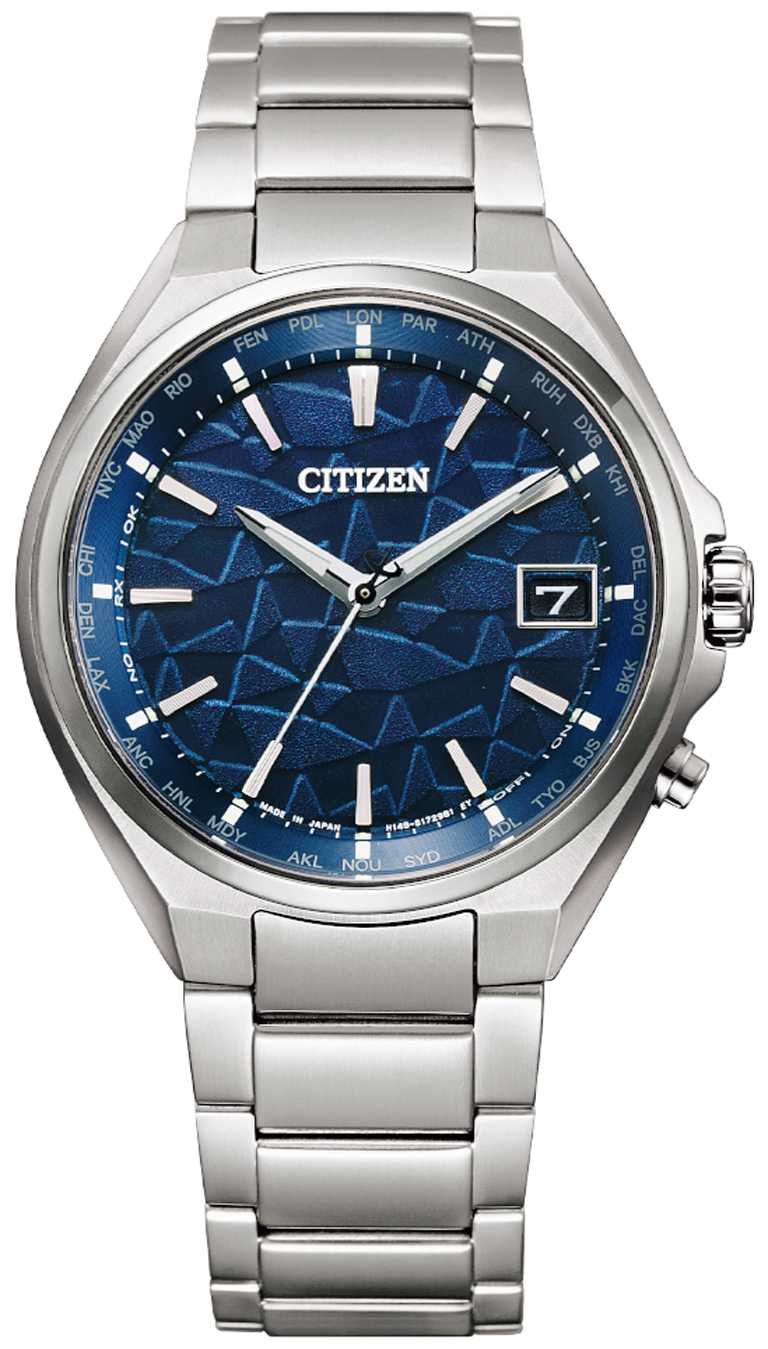 CITIZEN「光動能全球電波」腕錶，「日本‧藍」限定款（型號CB1120-68L），38mm，鈦金屬錶殼╱24,900元。（圖╱CITIZEN提供）