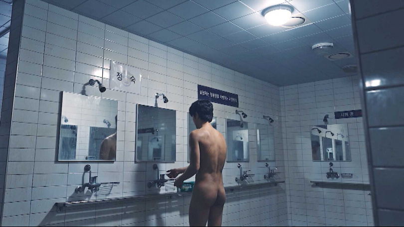 金秀賢為《某一天》大尺度全裸，有背面全裸的洗澡戲。（圖／friDay影音提供）