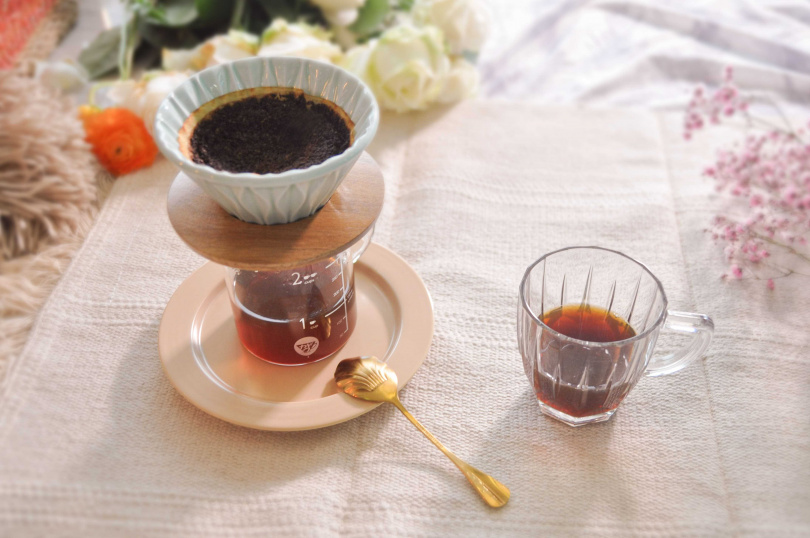 精品花香手沖咖啡包含「乾燥花手沖－甜橙花」（120元）、「乾燥花手沖－靜謐花園」（160元）兩款。（圖／HWC黑沃咖啡提供）