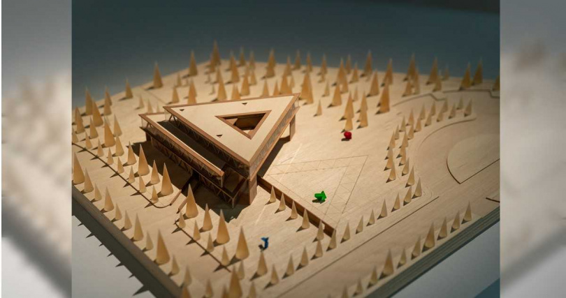 「城市的挑戰」區可見台中亞洲大學現代美術館介紹，安藤忠雄使用等邊三角形的量體上下錯位交疊進行空間設計。（圖／忠泰美術館提供）