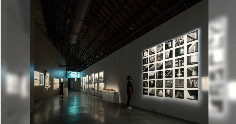 展覽中展出安藤忠雄攝影作品與建築繪圖、模型。（圖／忠泰美術館提供）